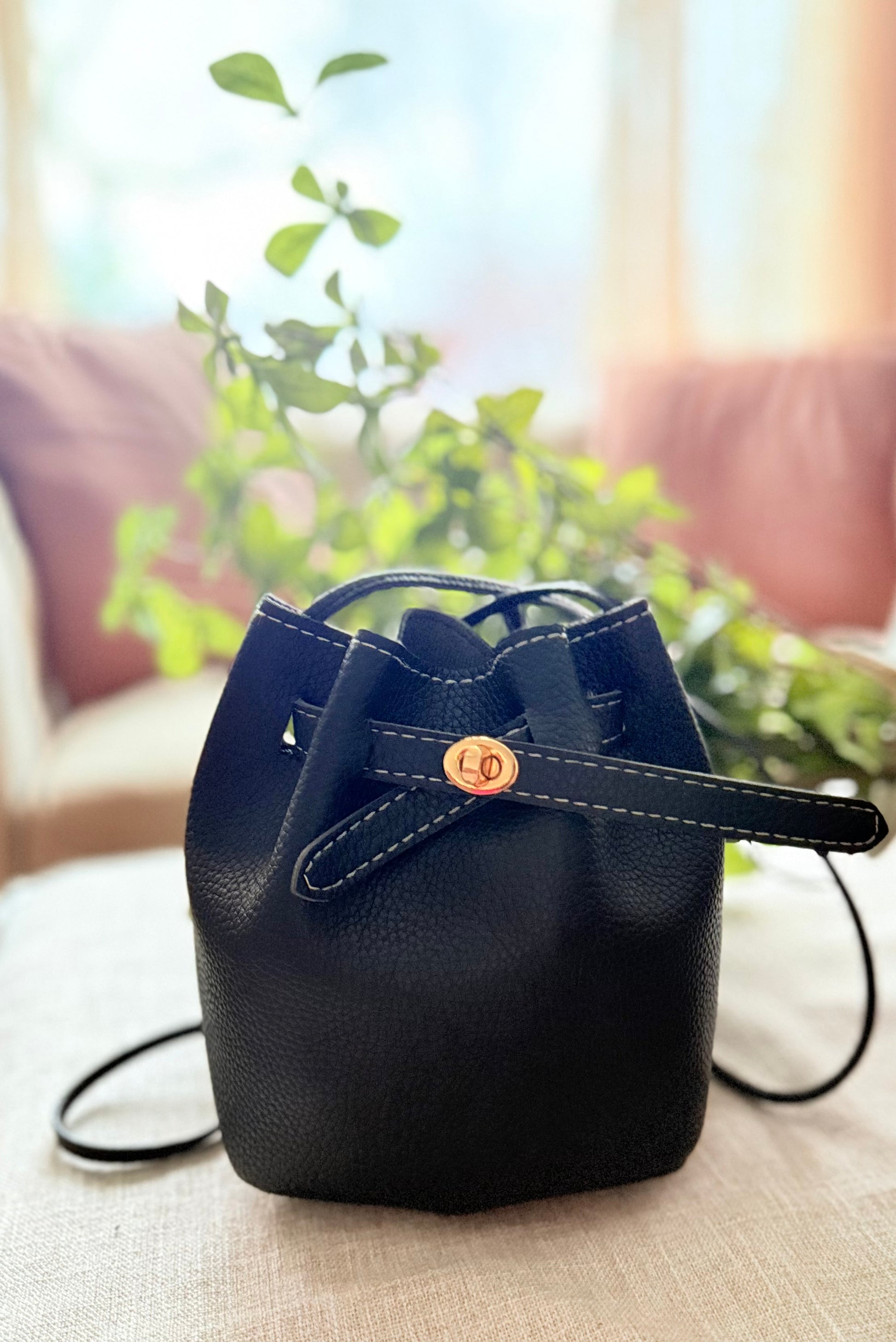 Luna | Leather Bucket Bag - close-up - R&W Aesthetics