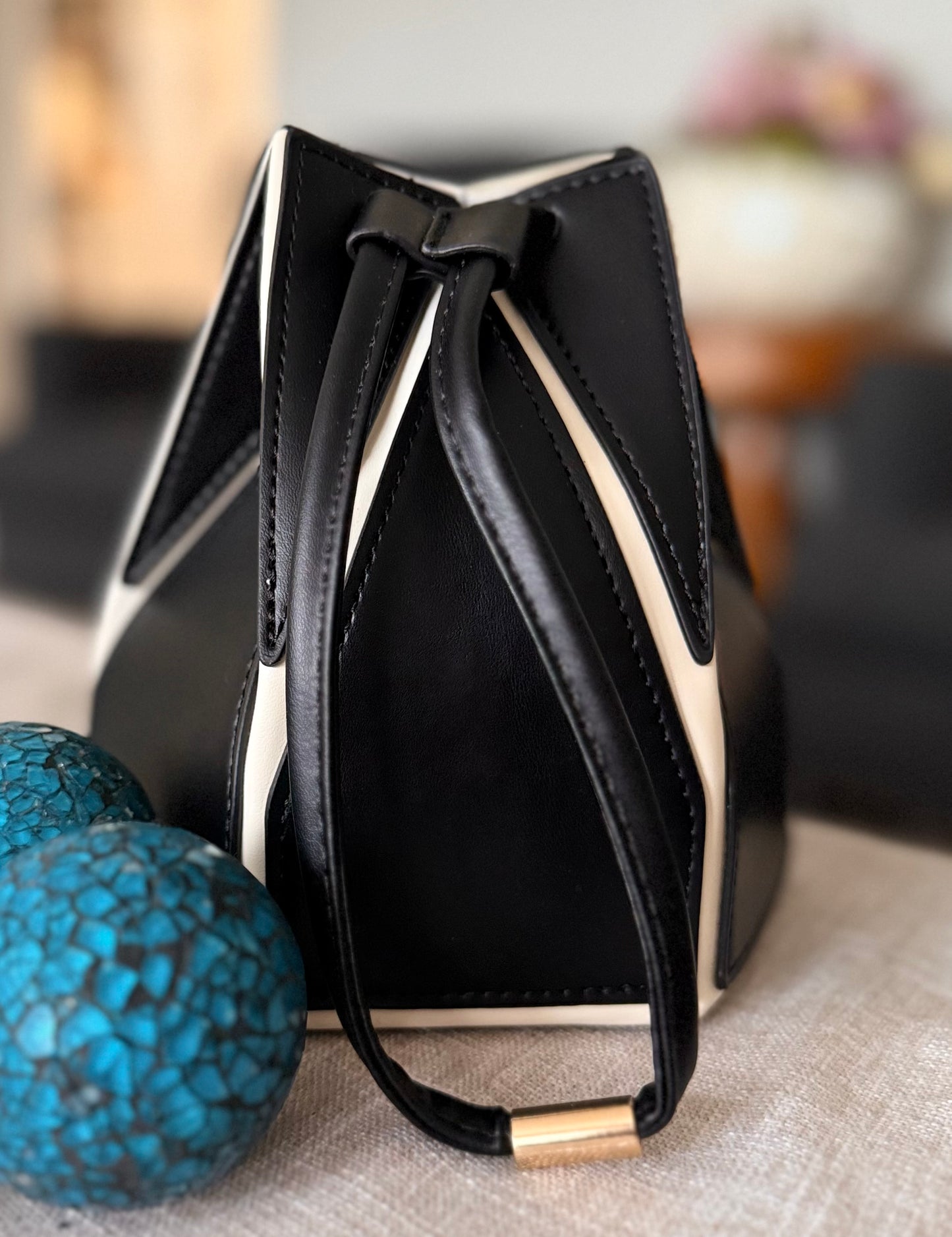 Hexey | Messenger Bag - front view - R&W Aesthetics