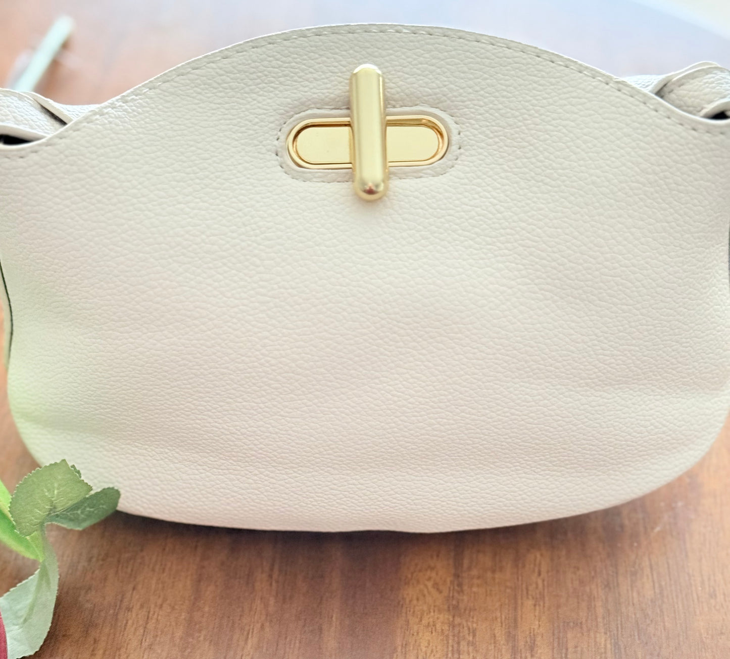 Dove | Leather Bag - close-up - R&W Aesthetics